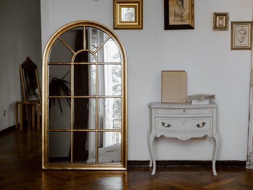 Un miroir : objet chiné 