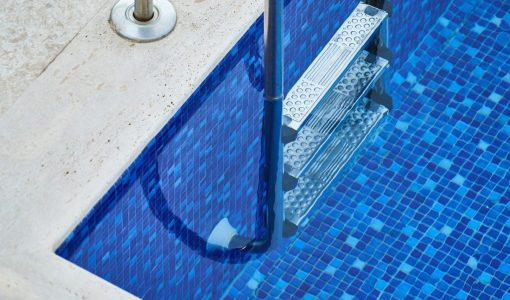 Comment installer un escalier piscine hors sol ?